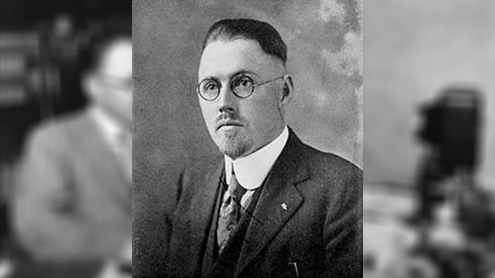 তাঁর প্রকৃত নাম জন ব্রিঙ্কলে। ব্রিঙ্কলের জন্ম ১৮৮৫ সালে উত্তর ক্যারোলিনাতে। তাঁর বাবাও এক জন হাতুড়ে চিকিৎসক ছিলেন। ১৬ বছর বয়সে স্কুলের পড়াশোনা শেষ করে ছোটখাটো কাজে ঢুকেছিলেন তিনি। কিন্তু বরাবরই বাবার মতো চিকিৎসক হতে চেয়েছিলেন। বাবার ওষুধের বই পড়ে চিকিৎসা নিয়ে বেশ কিছু জ্ঞান অর্জন করেছিলেন। তার পর গাড়িতে করে অলিতে গলিতে ওষুধ বেচার একটি সংস্থায় কাজে যোগ দিয়েছিলেন।