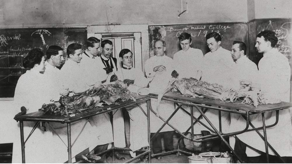 ১৯০৮ সালে স্ত্রীকে নিয়ে শিকাগোয় চলে যান তিনি। সেখানে বেনেট মেডিক্যাল কলেজে ভর্তি হন। সেখানেই ব্রিঙ্কলে মানব শরীর সম্পর্কে বিবিধ জ্ঞান অর্জন করেন। কিন্তু তিন বছর পর মাইনে না দেওয়ায় তাঁকে কলেজ থেকে বার করে দেওয়া হয়। ফলে তাঁর কাছে কোনও চিকিৎসকের শংসাপত্র ছিল না। এর পর তিনি নিজের জন্য একটি নকল শংসাপত্র জোগার করেন।