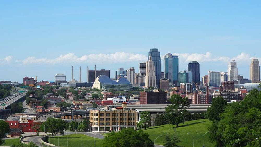 এর পরই তাঁর কানসাসে আসা। ওষুধ বিক্রির জন্য নকল শংসাপত্র কাজে লাগিয়েছিলেন এখানে। নিজেকে মহিলা এবং শিশু রোগ বিশেষজ্ঞ হিসাবে তুলে ধরেছিলেন। কানসাসের সেনা রিজার্ভ মেডিক্যাল বিভাগের চিকিৎসক হিসাবে কাজ পেয়ে যান। মাইনের টাকাতেই স্বপ্নপূরণ করেন ব্রিঙ্কলে। সে শহরের ইলেক্টিক মেডিক্যাল বিশ্ববিদ্যালয় থেকে নিজে স্নাতক হন।