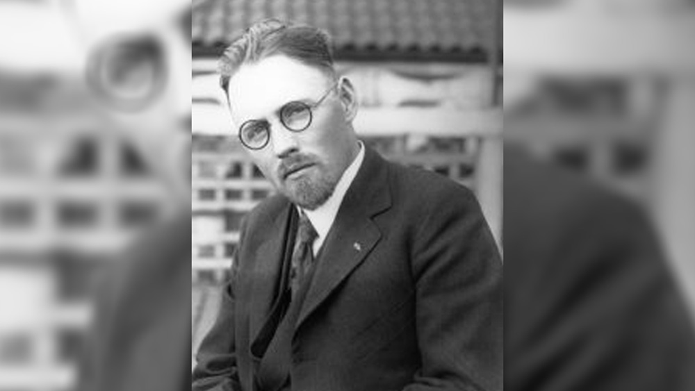 ১৯১৮ সালেই বিল স্টিটসওয়ার্থ নামে এক ব্যক্তি তাঁর ক্লিনিকে এসেছিলেন। নিজের যৌন দুর্বলতা নিয়ে উদ্বিগ্ন ছিলেন বিল। ব্রিঙ্কলে নেহাত মজা করেই তাঁকে বলেছিলেন, ছাগলের এক জোড়া অণ্ডকোষেই তাঁর মুক্তি লুকিয়ে রয়েছে। এর পর ব্রিঙ্কলের পিছনে পড়ে যান বিল। ছাগলের অণ্ডকোষ নিজের শরীরে প্রতিস্থাপনের জন্য একপ্রকার নাছোড়বান্দা হয়ে পড়েছিলেন। তাঁর জোরাজুরিতেই এ রকম একটা অস্ত্রোপচার করতে সম্মত হয়েছিলেন ব্রিঙ্কলে।