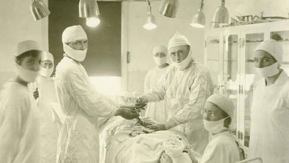 ব্রিঙ্কলের ক্লিনিকের বাইরে রোগীদের লাইন পড়ে যেতে শুরু করে। প্রচুর উপার্জন করেন তিনি। তাঁর কাছে প্রতিনিয়ত ছাগল সরবরাহ করতেন এক ব্যক্তি। এক মহিলার দেহে ছাগলের ডিম্বাশয়ও প্রতিস্থাপন করেছিলেন। উপার্জিত অর্থে শহরের উন্নয়নেরও কাজে লাগিয়েছিলেন তিনি। একটি ডাকঘর, একটি ব্যাঙ্ক, রাস্তায় বৈদ্যুতিন আলো লাগিয়েছিলেন তিনি। একটি চিড়িয়াখানা খোলার চেষ্টাও করেছিলেন।