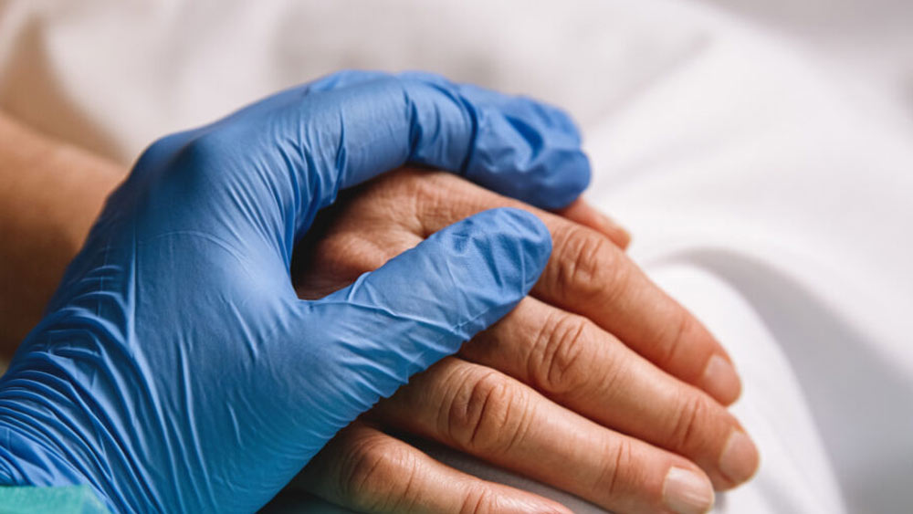 খুব বেশি দিন এ ভাবে কাটাতে পারেননি। প্রাথমিক ভাবে অস্ত্রোপচার সফল মনে হলেও তাঁর রোগীরা ক্রমে অসুস্থ হয়ে পড়তে শুরু করেন। কারও সঙ্গী হল ভয়ঙ্কর সংক্রমণ, কারও মৃত্যু ঘটল। ১৯৩০ সালে চিকিৎসকের লাইসেন্স বাতিল করে দেওয়া হয় তাঁর। এর ছ’মাস পর রেডিয়ো লাইসেন্সও বাতিল হয়ে যায়।