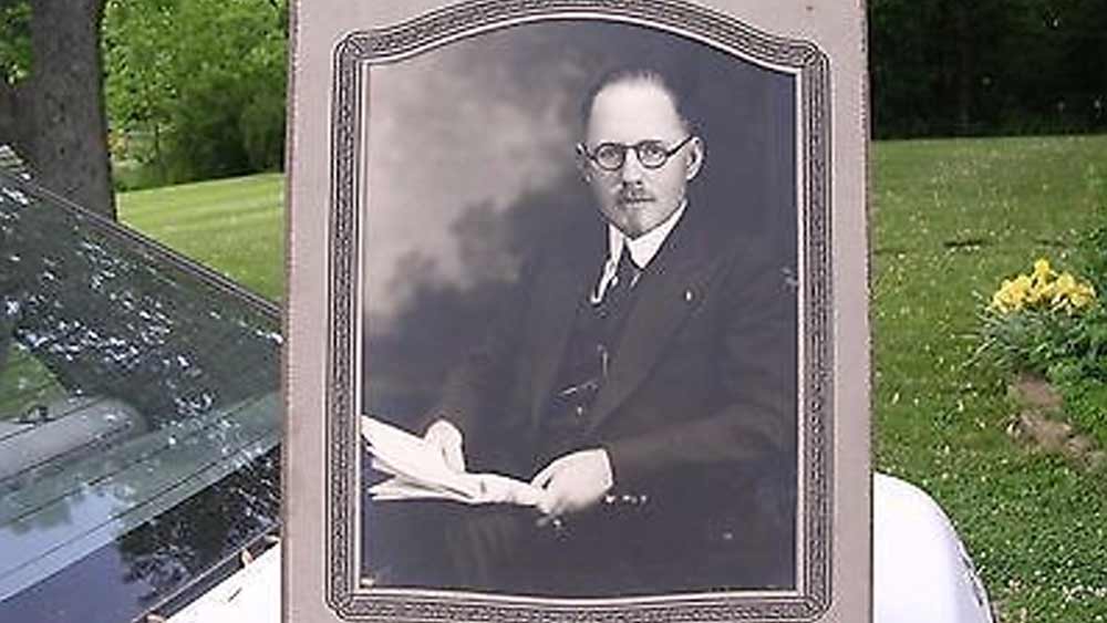 এর পর টেক্সাসে গিয়েও লুকিয়ে তিনি ছাগলের গ্রন্থি মানব শরীরে প্রতিস্থাপনের কাজ করতে শুরু করেন। প্রচুর উপার্জন করেন সেখান থেকেও। তাঁর এবং স্ত্রীর জন্য ১৬ একর জমির উপর একটি প্রাসাদ বানিয়ে থাকতে শুরু করেন। বিলাসবহুল ছিল সেই প্রাসাদ।