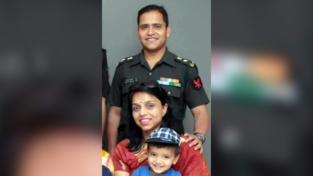 অভিবক্ত মধ্যপ্রদেশ, অধুনা ছত্তীসগঢ়ের রায়গড়ে ১৯৮০ সালে জন্ম কর্নেলের। বাবা সুভাষ ত্রিপাঠী সাংবাদিক। মা এক জন অবসরপ্রাপ্ত লাইব্রেরিয়ান। কর্নেলরা দু’ভাই। তাঁর ভাই অনয়ও শিলঙে লেফটেন্যান্ট কর্নেল পদে কর্মরত।