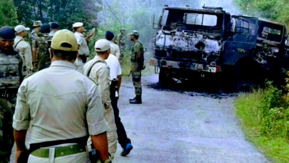 মণিপুরের চুড়াচাঁদপুরের কাছে জঙ্গিদের পুঁতে রাখা আইইডি বিস্ফোরণ হয় তাঁর কনভয়ে। স্ত্রী অনুজা (৩৬), ছেলে আবির (৫) এবং কর্নেল ছাড়াও চার জওয়ান নিহত হয়েছেন। ফরোয়ার্ড ক্যাম্প থেকে ফেরার পথে হামলা হয় তাঁর কনভয়ের উপর।