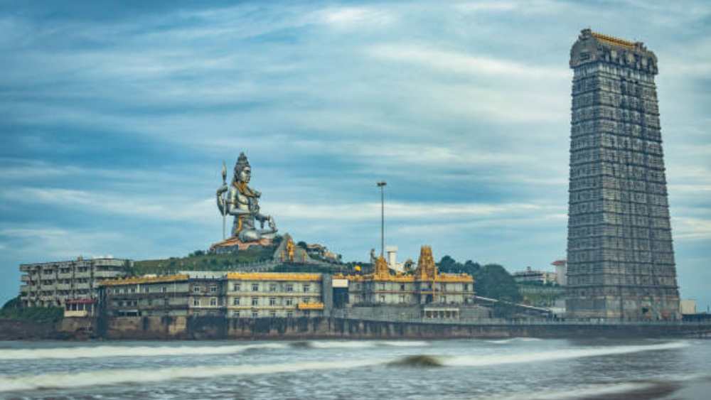 মুরুদেশ্বর: স্কুবা ডাইভিংয়ের জন্য এই জায়গাটি বিখ্যাত। শীতই তার জন্য আদর্শ সময়।