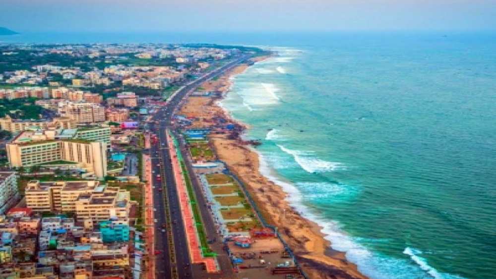 বিশাখাপত্তনম: শীতের সময়ে এই শহরে পর্যটকদের ভিড় বাড়ে। আবহাওয়া ভাল থাকার কারণেই এই সময়ে পর্যটকরা বেশি করেন আসেন এখানে।