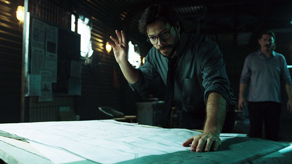 তিন ডাকাত এবং প্রফেসরের গল্প। তাঁদের আপাত উদ্দেশ্য তাদের একই সূত্রে গাঁথা। কিন্তু গোপনে তাঁরা নিজেদের স্বার্থের জন্য লড়াই করে চলেছেন।