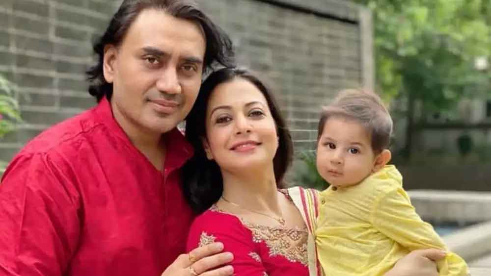 কোভিডের ধাক্কায় তখন বেসামাল কলকাতা। এমনই সময়ে কোয়েল মল্লিকের কোলে পুত্রসন্তান। নাম দিলেন কবীর। প্রযোজক নিসপাল সিংহ রানের ঘরনি কখনও তাঁর একরত্তিকে সান্তা ক্লজ সাজান। কখনও বা বাঙালি বাবু।