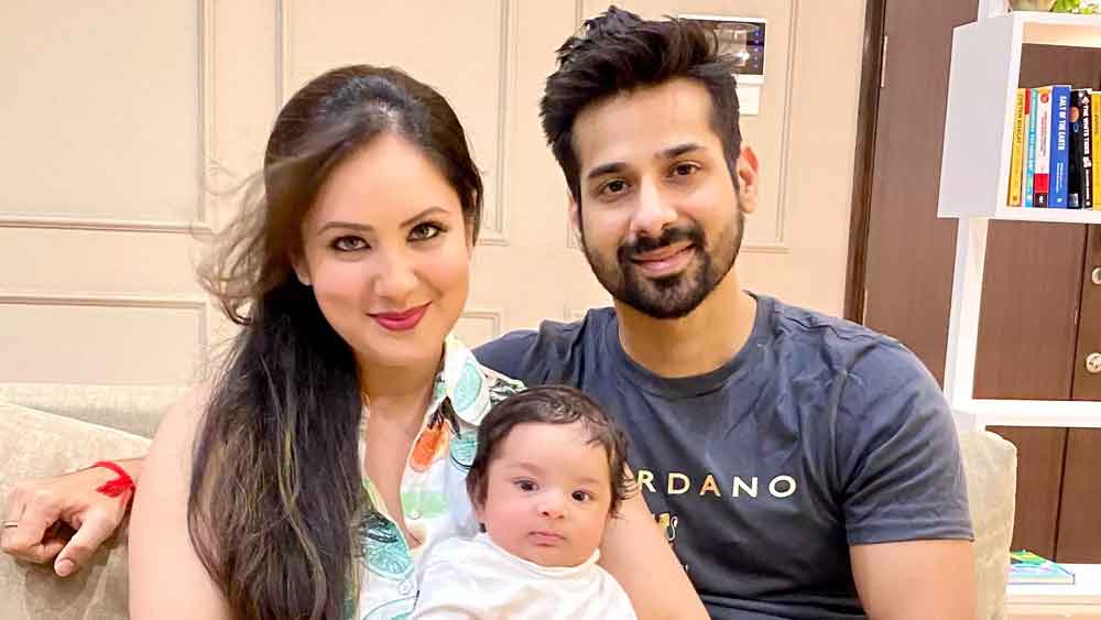 ছেলে কৃশিবের জন্যই আইনি বিয়ে সেরেছিলেন পূজা বন্দ্যোপাধ্যায় এবং কুণাল ভার্মা। কৃশিবের সামনেই ফের বিয়ে করবেন তারকা দম্পতি। এ বার আনুষ্ঠানিক উদ্‌যাপন। গোয়ায় বাবা-মায়ের বিয়েতে নিতবর হবে একরত্তি। জন্মের পর বহু দিন ছেলেকে অনুরাগীদের সামনে আনেননি পূজা। আনন্দবাজার অনলাইনেই প্রথম বার ছেলের ছবি আনেন জনসমক্ষে।