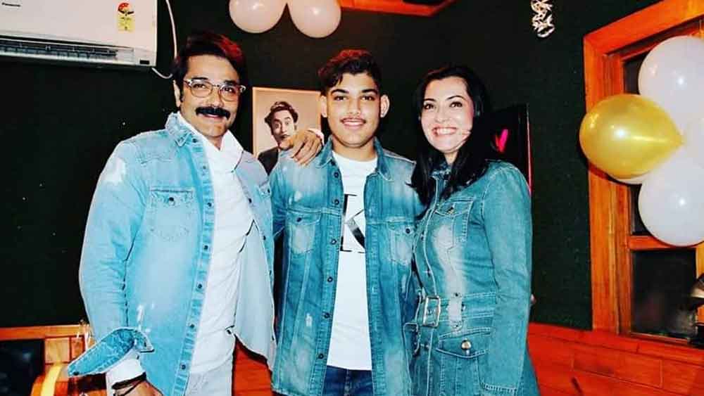 আর্জেন্টিনার ফুটবল দলের বড়সড় ভক্ত তৃষাণজিৎ চট্টোপাধ্যায়। ডাক নাম মিশুক। এই নামেই টলিপাড়ায় বেশি পরিচিত প্রসেনজিৎ চট্টোপাধ্যায় ও অর্পিতা চট্টোপাধ্যায়ের ছেলে। আপাতত পড়াশোনার খাতিরে বিদেশে। তবে দুর্গাপুজোয় বাবা-মায়ের সঙ্গে কলকাতাতেই উৎসবের আমেজ মেখে গিয়েছেন এই কিশোর তারকা-সন্তান।  