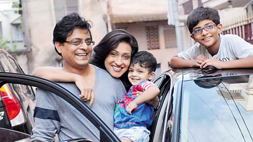 সম্প্রতি মেয়ের সঙ্গে লন্ডনে একান্তে সময় কাটিয়ে এলেন ঋতুপর্ণা সেনগুপ্ত। অভিনেত্রী ও তাঁর স্বামী সঞ্জয় চক্রবর্তীর দুই ছেলে মেয়ে। বড় ছেলে অঙ্কন, মেয়ে ঋষণা। ঋষণার সঙ্গেই সদ্য হ্যারি পটারের দেশের অলিগলি চষে ফেলেছেন তারকা মা।