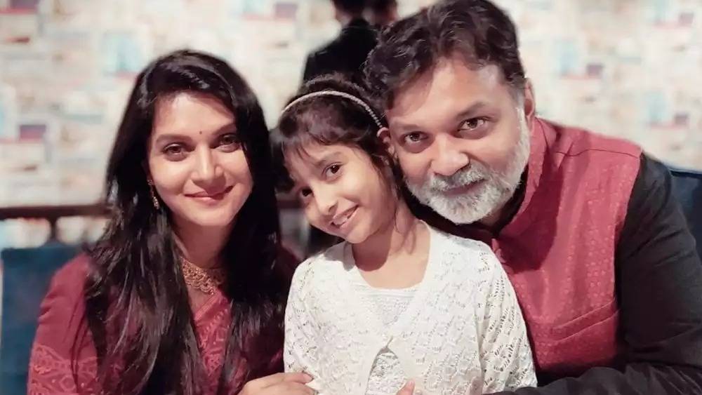 প্রাক্তন স্বামী তাহসান রহমান খানের সঙ্গে তাঁর কন্যা আয়রা। দ্বিতীয় বার বিয়ে হয়েছে রফিয়াত রাশিদ মিথিলার। সৃজিত মুখোপাধ্যায়ের সঙ্গে নতুন সংসার। বাংলাদেশ থেকে কলকাতায় এসেছেন মা-মেয়ে। দুই বাবার সঙ্গে একই ভাবে স্বচ্ছন্দ আয়রা। সৃজিতের সঙ্গে বেড়াতে যাওয়া থেকে তাহসানের সঙ্গে ভিডিয়ো কলে আড্ডা— আয়রা সব সময়েই উচ্ছল, ঝলমলে।  