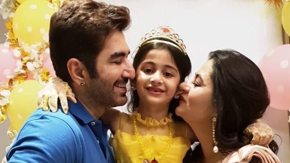 নবন্যা মাদনানী। লখনউয়ের স্কুল শিক্ষিকা মোহনা রতলানি এবং জিতের মেয়ে। মেয়েকে সাংবাদিকদের সামনে হোক বা ফেসবুক-ইনস্টাগ্রাম, কোথাওই সে ভাবে আনেন না তার অভিনেতা বাবা। কদাচিৎ স্ত্রী-কন্যাকে নিয়ে প্রকাশ্যে দেখা মেলে। ২০১১ সালে জিৎ-মোহনার বিয়ে। সেই বছরই তাঁদের জীবনে আসে নবন্যা।