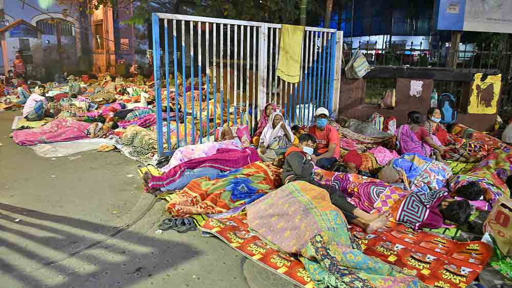 অব্যবস্থা: আর জি কর মেডিক্যাল কলেজ হাসপাতাল চত্বরে ঘুমোচ্ছেন রোগীর পরিজনেরা। সরকারি রাত্রিনিবাস থাকলেও সেটি বন্ধ। 