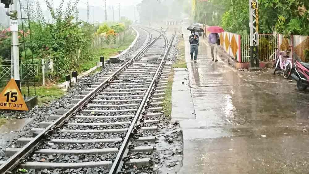 ভোগান্তি: এখনও হল না ডাবল লাইন। 