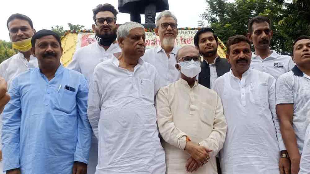 নেহেরুর মূর্তিতে শ্রদ্ধা জানিয়ে মিছিল আব্দুল মান্নান।