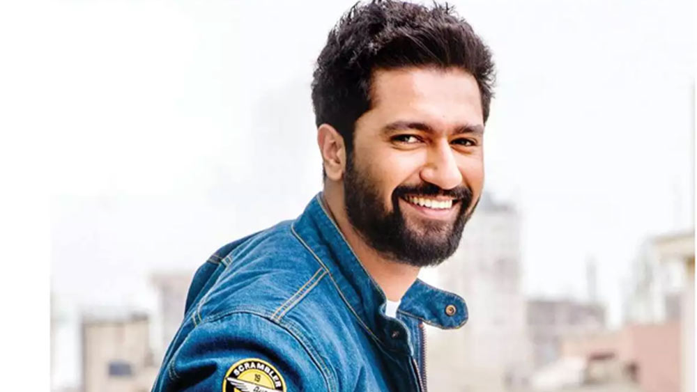 বহু প্রেমের পর অবশেষে ভিকির মধ্যেই নিজের মনের মতো সঙ্গীকে খুঁজে পেয়েছেন ক্যাটরিনা। ‘ফিল্মি’ ঢঙে কেকের মধ্যে আংটি লুকিয়ে ক্যাটরিনাকে বিয়ের প্রস্তাব দিয়েছিলেন ভিকি। সেই কেক ক্যাটরিনাকে উপহার দেন ভিকি। কেক কেটে খাওয়ার সময়ে ক্যাটরিনা সেই আংটি দেখতে পান। তাতে লেখা ছিল, ‘আমাকে বিয়ে করবে?’