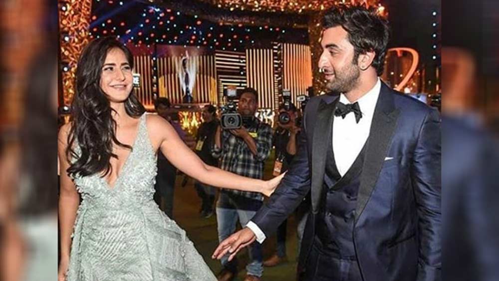 সেই সম্পর্কও বেশি দিন স্থায়ী হয়নি। তার পরই রণবীর কপূরের সঙ্গে সম্পর্কে জড়িয়ে পড়েন তিনি। রণবীর-ক্যাটরিনার সম্পর্ক সে সময় বলিউডের অন্যতম চর্চার বিষয় হয়ে উঠেছিল। এই জুটিকে পছন্দও করতে শুরু করেছিলেন অনুরাগীরা। কয়েক বছর তাঁরা একসঙ্গে কাটিয়েছিলেন। প্রকাশ্যে সব সময়ই একে অপরের প্রশংসা করতেন। এমনকী তাঁদের বিয়ের খবরও শোনা যেত বলিউডের অন্দরে। ঠিক সে সময়ই অনুরাগীদের হতাশ করে বিচ্ছেদের সিদ্ধান্ত নেন তাঁরা।