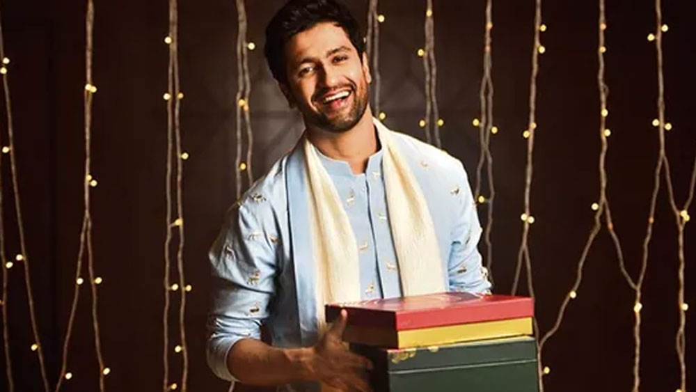 বাংলার পোশাকশিল্পী সব্যসাচীর নকশা করা পোশাক পরবেন দু’জনেই। ভিকি-ক্যাটরিনার বিয়ের অপেক্ষায় রয়েছেন এই জুটির অনুরাগীরা। যদিও তাঁরা দু’জনের কেউই প্রকাশ্যে এ নিয়ে কিছু বলেননি। এটাই ভিকি বা ক্যাটরিনার প্রথম প্রেম নয়। ভিকির জীবনে যেমন এর আগে হারলিন শেট্টি নামে এক অভিনেত্রী ছিলেন। তেমন ভিকির আগে ক্যাটের জীবনেও একাধিক পুরুষের প্রবেশ ঘটেছে।