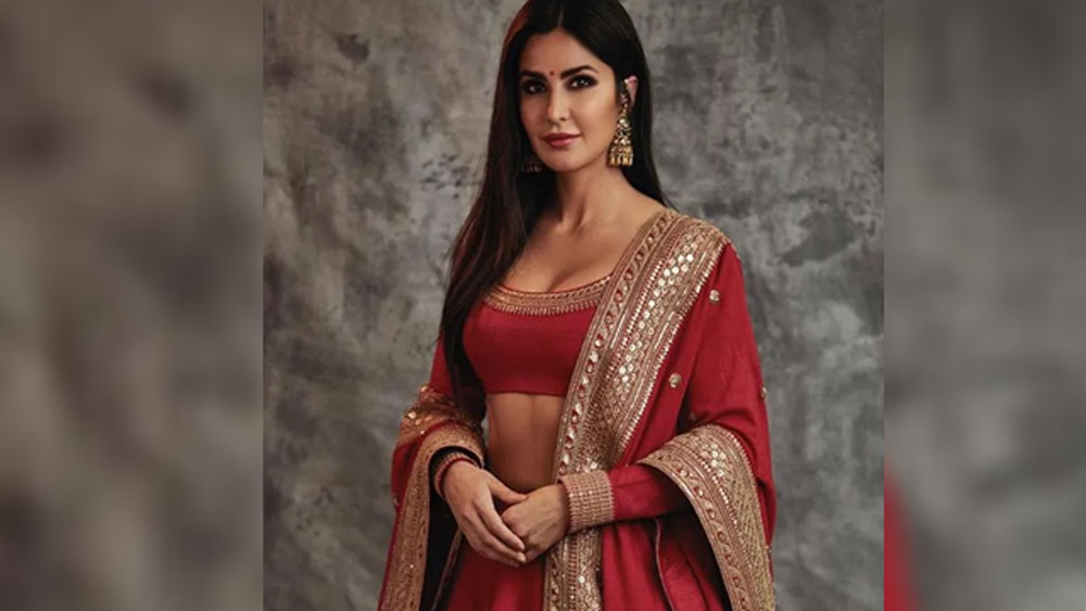 অতিথির তালিকায় রয়েছেন কর্ণ জোহর, আলি আব্বাস জাফর, কবীর খান, মিনি মাথুর, রোহিত শেট্টি, সিদ্ধার্থ মলহোত্র, কিয়ারা আডবাণী এবং বরুণ ধবনের মতো তারকারা। শোনা যাচ্ছে, ডিসেম্বরের ৭ থেকে ১২ তারিখ পর্যন্ত ধুমধাম করে বিয়ের অনুষ্ঠান চলবে। যদিও এ বিষয়ে এখনও মুখ খোলেননি ভিকি বা ক্যাটরিনা।