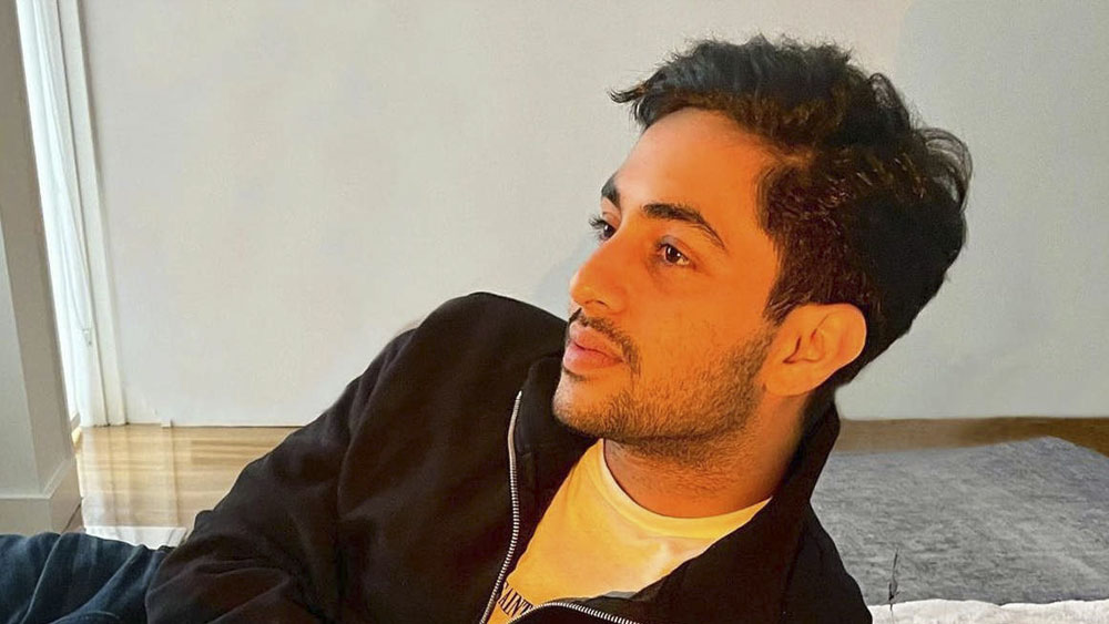 এই তিনজনের হাইস্কুল প্রেম অমলিন গল্প তৈরি করতে থাকে নিরন্তর। তাদের সঙ্গে থাকে আরও দুই বন্ধু জাগহেড জোনস আর রেজি ম্যানটেল। যদিও জোয়ার ছবিতে এই দুই চরিত্রে কাদের ভাবা হচ্ছে, তা জানা যায়নি। তবে একটি সূত্রে জানা গিয়েছে সইফ আলি খান এবং অমৃতা সিংয়ের পুত্র ইব্রাহিম আলি খানের কথা ভেবেছেন জোয়া।  