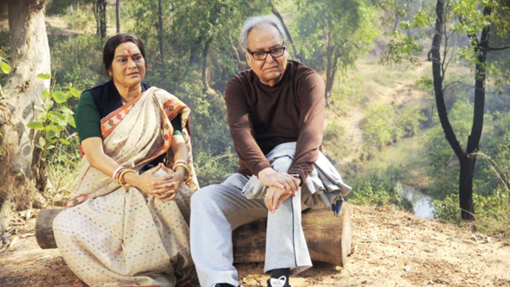 ‘বেলাশেষে’-র একটি দৃশ্যে সৌমিত্র এবং স্বাতীলেখা।