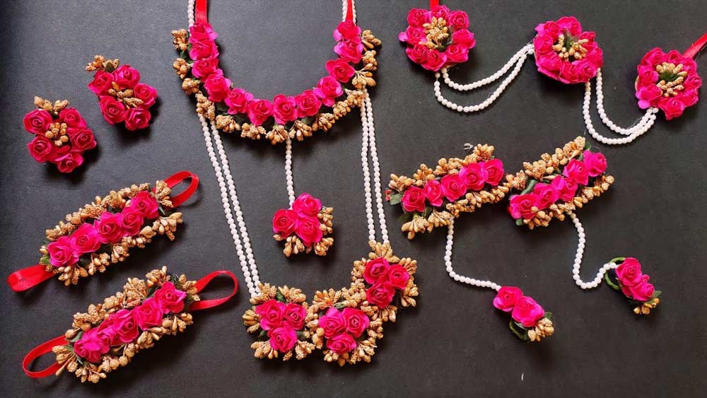 ঝুটো ফুলের গয়না।