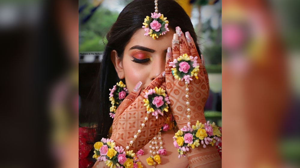 গায়ে হলুদের অনুষ্ঠানকে বিশেষ মাত্রা দিতে অবশ্যই ব্যবহার করতে পারেন ফুলের রতনচূড়।