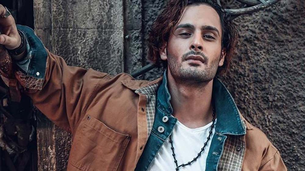 জম্মুর দিল্লি পাবলিক স্কুল থেকে পড়াশোনা শেষ করার পর জম্মুর সরকারি মেডিক্যাল কলেজ হাসপাতালে ডাক্তারি পড়তে ভর্তি হন তিনি।