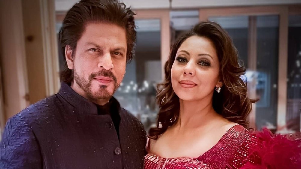 কিছু দিন হল বলিউডের ‘ফার্স্ট লেডি’ গৌরী খানের পরিচয় বদলে গিয়েছে। তিনি এখন আর শুধু শাহরুখ খানের ঘরণী নন। আরিয়ান খানের মা। বেশ কড়া ধাতের মা।