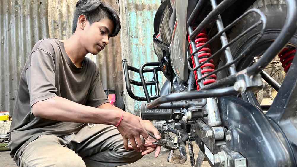 গ্যারাজে বাইক সারানোর কাজে ব্যস্ত সায়ন তন্ত্র। 