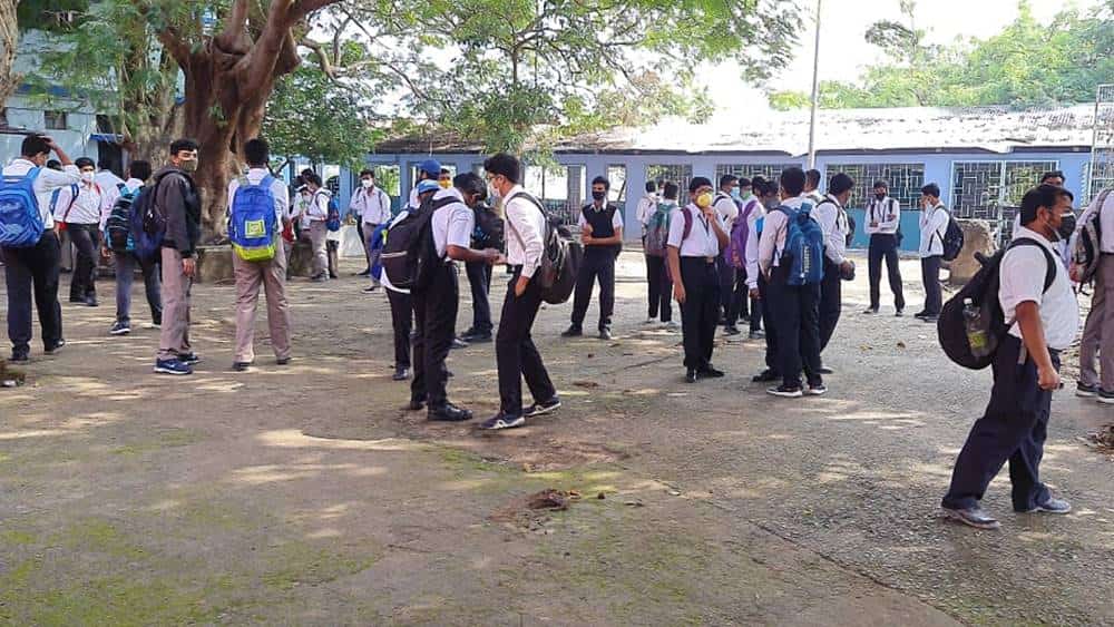 হুগলি কলেজিয়েট স্কুলে ছাত্ররা।