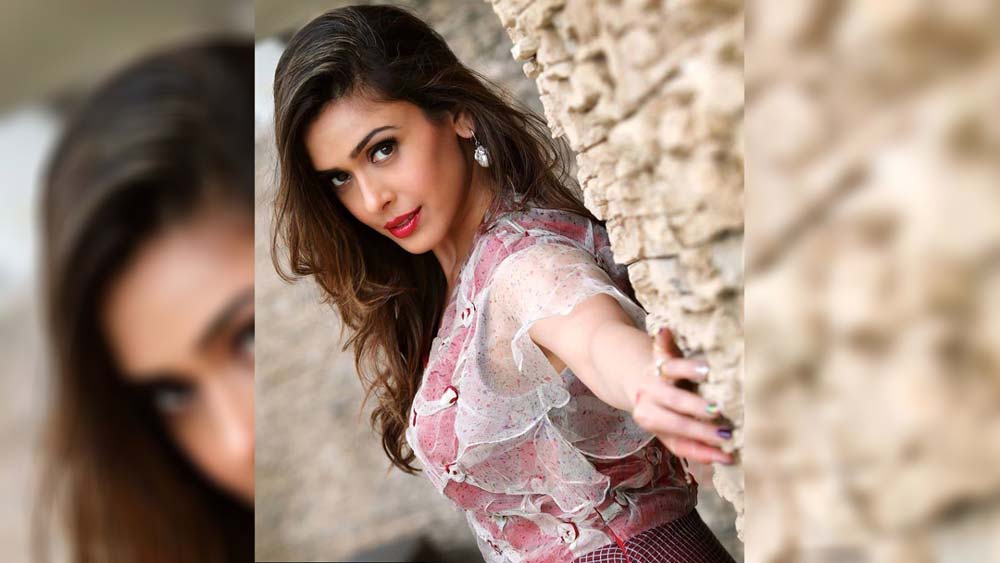 ঋষিতা যখন শাহরুখ খানের সঙ্গে ‘অশোকা’-য় অভিনয়ের সুযোগ পেয়েছিলেন, আনন্দে আত্মহারা হয়ে পড়েছিলন তিনি। বলিউডে নিজের কেরিয়ার নিয়ে আর চিন্তিত ছিলেন না। প্রথম ছবি থেকেই দর্শক মনে জায়গা করে নেওয়ার ছক কষে ফেলেছিলেন। নিজের সব টুকু দিয়ে অভিনয় করেছিলেন। কিন্তু যে ছবিকে শাহরুখ এবং করিনা কপূরের জুটিও বাঁচাতে পারেনি, তা ঋষিতাকে বাঁচাবে কী করে! দর্শকদের বিন্দুমাত্র নজরে পড়েননি তিনি।