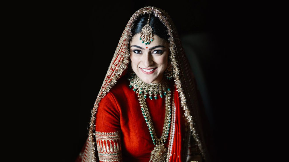  বন্ধ গলার ব্লাউজে সর্বদাই আপনাকে অন্যদের থেকে আলাদা দেখাবে।