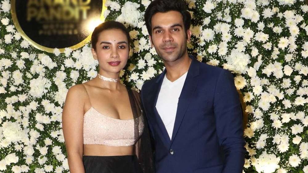 রাজকুমার নাকি প্রেমিকাকে নিয়ে বরাবরই একটু রক্ষণশীল। সেই রক্ষণশীলতা মাত্রা ছাড়িয়েছিল এক বার। নিজেদের বাড়ির  লবিতে চিৎকার করে ঝগড়া করতে দেখা গিয়েছিল দু’জনকে। বলিউড ধরে নিয়েছিল ব্রেক আপ হতে চলেছে পত্রলেখা রাজকুমারের প্রেমে। সেটা ২০১৬ সাল। 