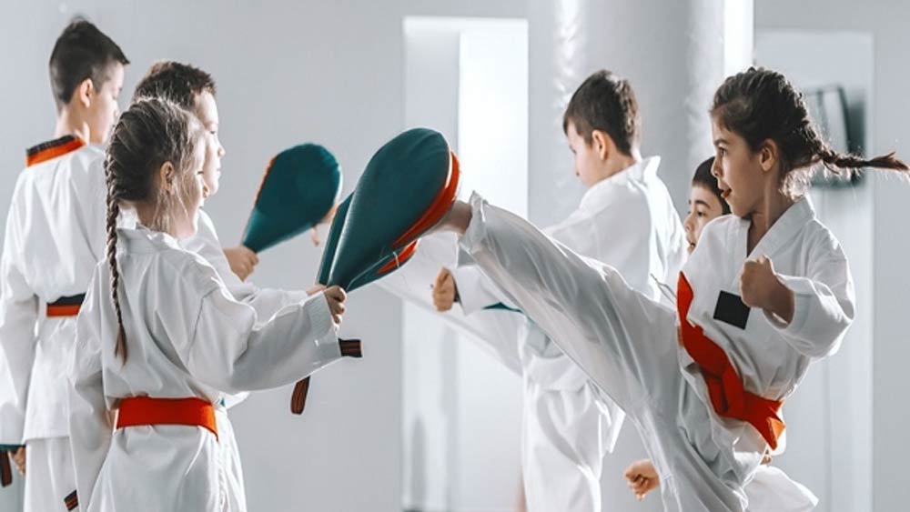 প্রথম প্রথম নিজের সংস্থায় ছাত্রীদের নিজে হাতে আঁকা শেখাতেন শুধু। তাইকোন্ড শেখানোর জন্য একজন শিক্ষক রেখেছিলেন তিনি। ২০১৬ সালে পুনম নিজেও আত্মরক্ষার প্রশিক্ষণ নেন। নিজেও ছাত্রীদের আত্মরক্ষার পাঠ দেন।