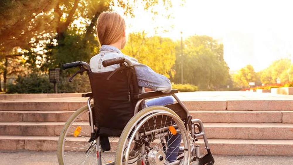 পুনমের বয়স তখন মাত্র ২২। মেরুদণ্ড প্রায় গুড়িয়ে গিয়েছিল। ফিজিওথেরাপির সাহায্যে ১৫ বছর ধরে একটু একটু করে শরীরের সাড় ফিরে পেয়েছেন তিনি।