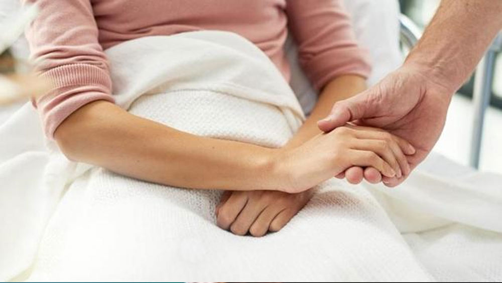 এ ভাবে পরের ১৫টি বছর শয্যাশায়ী হয়েই কাটে তাঁর। হাঁটাচলার সমস্ত আশা ছেড়ে দিয়েছিলেন চিকিৎসকেরাও। আশা ছাড়েননি পুনম। নিজের সন্তানের জন্য বাঁচার জেদ, সুস্থ হয়ে ওঠার জেদের জোরেই আজ তিনি এক জন শিক্ষিকা। নিজের একটি বেসরকারি সংস্থা খুলেছেন। সেখানে পিছিয়ে পড়া, নির্যাতনের শিকার হওয়া মেয়েদের আত্মরক্ষার পাঠ দেন।