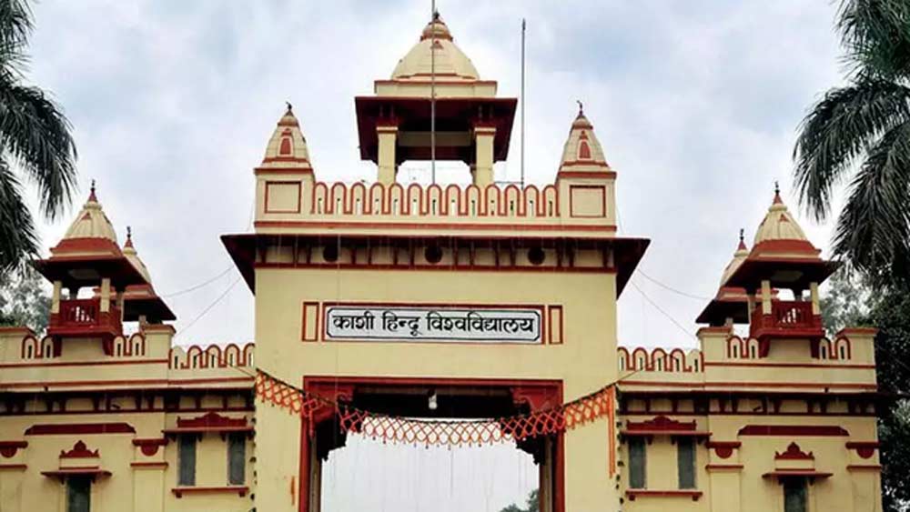 অথচ জীবনকে একটু অন্যভাবেই এঁকেছিলেন বেনারস হিন্দু বিশ্ববিদ্যালয়ের পেন্টিং নিয়ে স্নাতক পুনম। ছোট থেকে মা-বাবা কখনও তাঁর এবং দুই ভাইয়ের মধ্যে পার্থক্য করেননি। সেই দৃষ্টিভঙ্গি নিয়েই বিহারে বেড়ে ওঠা পুনমের। স্নাতক হওয়ার পর এক পিডব্লিউডি ইঞ্জিনিয়ারের সঙ্গে মেয়ের বিয়ে দিয়ে দেন বাবা।