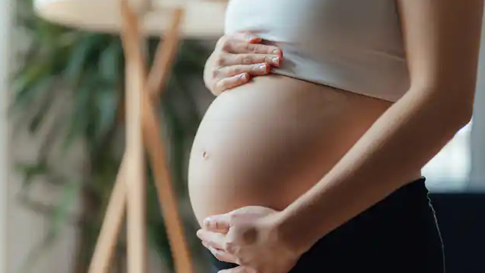 শ্বশুরবাড়ির মুখোশ খুলে যায় পুনমের সন্তান জন্মানোর পরই। কন্যা সন্তানের জন্ম দেন তিনি। তারপর থেকেই উঠতে বসতে মানসিক এবং কখনও শারীরিক নির্যাতনের শিকার হতে হয় তাঁকে। সহ্য করতে না পেরে প্রতিবাদ করাতে সেই রাতে তাঁকে ফেলে দেওয়া হয়েছিল।