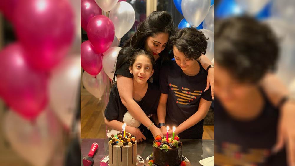 ২০০৮ সালে গোয়ায় বিয়ে করেছিলেন তাঁরা। তার দু’বছর পর যমজ সন্তানের জন্ম দেন মান্যতা। মান্যতাকে বলিউডের বড় তারকা করে তোলার চেষ্টায় কোনও খামতি রাখেননি সঞ্জয়। মান্যতাও নিজেকে দত্ত পরিবারের বৌমা করে তোলার পুরোপুরি চেষ্টা করে গিয়েছেন। কিন্তু তা সত্ত্বেও বলিউডের তারকা হয়ে উঠতে পারেননি তিনি। দত্ত পরিবারের অন্যান্য সদস্যেরাও এখনও তাঁকে মেনে নিতে পারেননি।