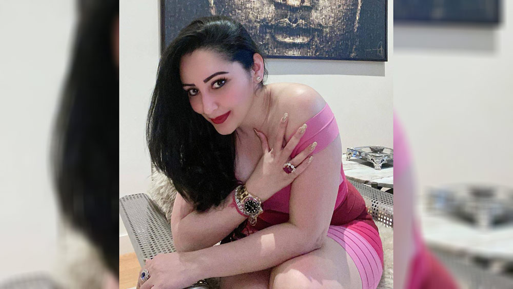 তাঁর ‘স্বামী’ রেহমান আদালতে মামলাও করেছিলেন। এ সময়ে সঞ্জয় কিন্তু সমালোচনায় গা ভাসাননি। স্ত্রীর পাশেই ছিলেন তিনি। পরবর্তীকালে রেহমানের সত্যি সামনে উঠে আসে। রেহমান নামে ওই ব্যক্তি গ্রেফতারও হন। মিথ্যা তথ্য দিয়ে আরও কয়েকজন অভিনেত্রীকে এ ভাবেই ফাঁসানোর চেষ্টা করেছিলেন তিনি।