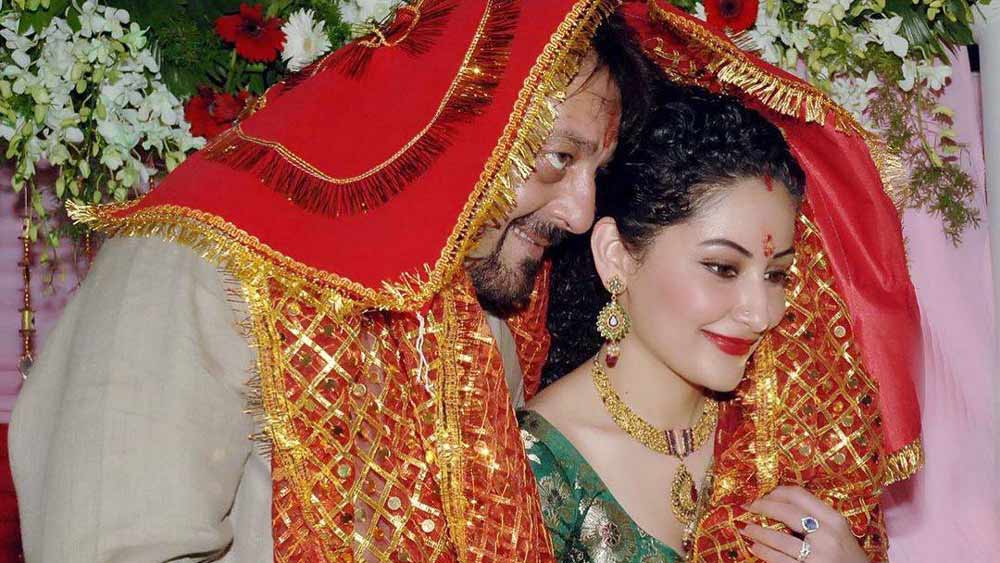 বিয়ের শুরু থেকে এ সব সমস্যার মধ্যেই ছিলেন মান্যতা। এর মধ্যেই সবাইকে চমকে দিয়ে তাঁর প্রাক্তন ‘স্বামী’ প্রকাশ্যে চলে আসেন। নিজের সঙ্গে মান্যতা এবং এক সন্তানের ছবি নিয়ে তিনি সংবাদমাধ্যমের সামনে মুখ খোলেন। দাবি করেন, সঞ্জয়ের সঙ্গে মান্যতার বিয়ে বেআইনি কারণ তখনও নাকি তাঁদের বিচ্ছেদ হয়নি। পাশাপাশি তাঁর আরও দাবি ছিল, মান্যতা তাঁর এক সন্তানের মা এবং সঞ্জয়কে বিয়ে করার সময় তিনি নাকি ছয় মাসের অন্তঃসত্ত্বাও ছিলেন।