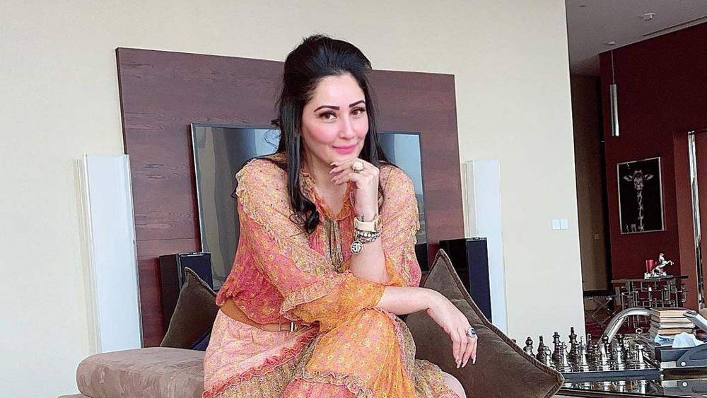 ক্রমে সঞ্জয়ের মনে জায়গা করে নেন মান্যতা। মান্যতাকে বিয়ে করে পালি হিলে দত্ত বাড়িতে নিয়ে ওঠেন সঞ্জয়। কিন্তু এই বিয়ে সঞ্জয়ের বাড়ির সদস্যরা মন থেকে মানতে পারছিলেন না।