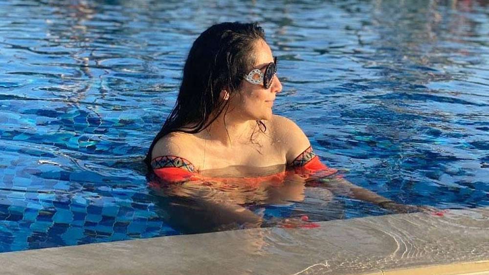 মান্যতার জীবনে প্রথম থেকেই অনেক সমস্যা ছিল। সমস্ত বাধা পেরিয়ে তিনি সঞ্জয়ের জীবনে এসেছিলেন এবং থিতু হতে শুরু করেছিলেন। ঠিক সে সময়ই আর এক বাধা। তাঁর সামনে এসে হঠাৎ হাজির হন তাঁর ‘স্বামী’। সেই ‘স্বামী’ পালি হিলে দত্ত বাড়িতে হাজির হয়ে মান্যতা সম্পর্কে এমন ‘সত্য’ সামনে এনেছিলেন, যা জানার পর তুমুল সমালোচনা শুরু হয়েছিল মান্যতাকে নিয়ে।