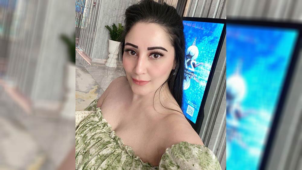 প্রকাশ ঝার একটি ছবিতে আইটেম নম্বর করার সুযোগ পেয়ে যান তিনি। মান্যতা মনে করেছিলেন, এ বার বোধ হয় প্রচুর ছবির প্রস্তাব আসবে তাঁর কাছে। কিন্তু বাস্তব এতটা সহজ নয় বলিউডে। কোনও ভাল ছবি তিনি পাননি। উপরন্তু একটি বি-গ্রেড ছবিতে সুযোগ পান।