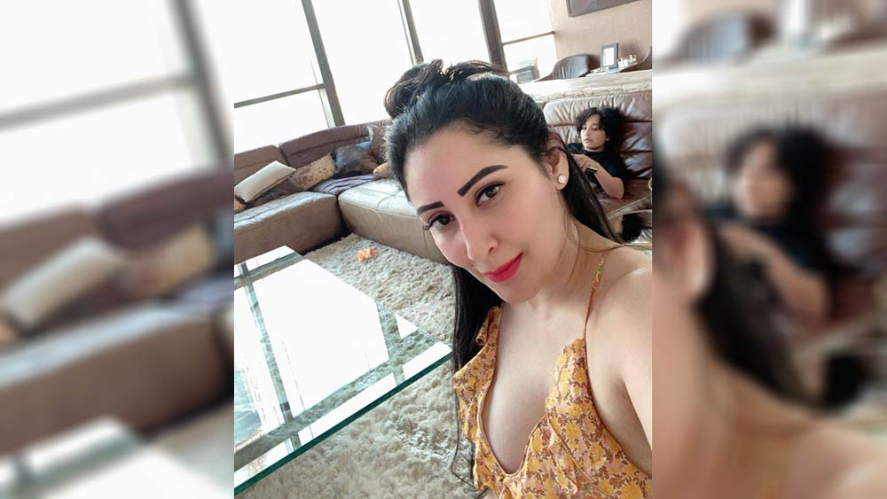 সে সময় মান্যতার বাবা মারা গিয়েছিলেন। পুরো পরিবারের দায়িত্ব মান্যতার উপরই ছিল। ফলে দ্বিতীয় শ্রেণির ছবিতেই অভিনয় করেন তিনি। সে সময়ই ছবির প্রযোজক তাঁর সঙ্গে সঞ্জয়ের পরিচয় করিয়ে দিয়েছিলেন। তখন দু’জনেই ব্যক্তিগত জীবন নিয়ে নানা সমস্যায় জড়িয়ে ছিলেন। রিয়া পিল্লাইয়ের সঙ্গে বিচ্ছেদের মামলা চলছিল সঞ্জয়ের।