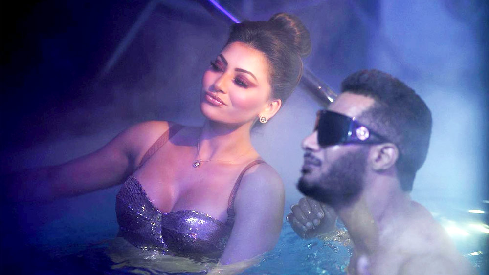 ভিডিয়োটি ইতিমধ্যেই মুক্তি পেয়েছে, জনপ্রিয়ও হয়েছে। তবে উর্বশী ভক্তদের মন কেড়েছে রমদানের সঙ্গে নায়িকার ছবি।