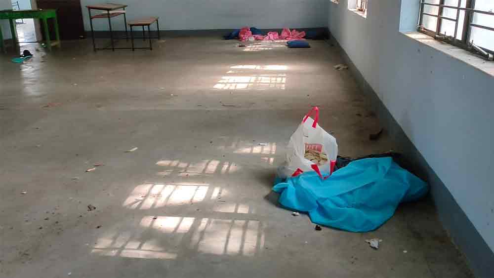 শ্রেণিকক্ষের ভিতরে পড়ে রয়েছে পিপিই কিট।